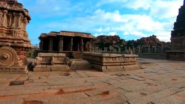 Vithala Tapınağı Hampi, Hindistan 'daki Hampi Karnataka' dan alınmış eşsiz bir klipsle antik taş sanatını mahvetti. Hampi 'deki en etkileyici yapı, zengin mimarinin gerçekten muhteşem bir örneği..