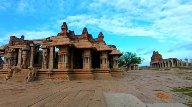 Vithala Tapınağı Hampi, Hindistan 'daki Hampi Karnataka' dan alınmış eşsiz bir klipsle antik taş sanatını mahvetti. Hampi 'deki en etkileyici yapı, zengin mimarinin gerçekten muhteşem bir örneği..