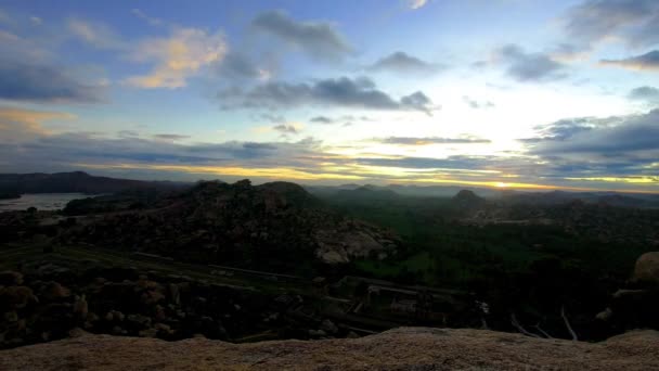 朝の平らな角度で劇的な空を持つ山の日の出のフレアビデオは マタンガの丘ハンミ カルナータカ インディアで撮影されました ここからの眺めは穏やかで息をのむ — ストック動画