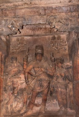 Duvarlara oyulmuş Hint tanrılarının badami mağara heykelleri detaylarıyla antik taş sanat eserleri Badami Karnataka Hindistan 'da çekilmiştir. Muhteşem chalukya hanedanlığı sanat eserleri unesco miras alanı ve yeridir..