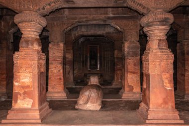 Badami mağarası tapınağının iç sütunları detaylarıyla sanat eseri Badami Karnataka Hindistan 'da çekilmiştir. Muhteşem chalukya hanedanlığı sanat eserleri unesco miras alanı ve yeridir..
