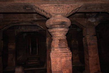 Badami mağarası tapınağının iç sütunları detaylarıyla sanat eseri Badami Karnataka Hindistan 'da çekilmiştir. Muhteşem chalukya hanedanlığı sanat eserleri unesco miras alanı ve yeridir..