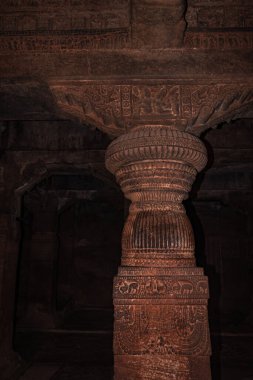 Badami mağarası tapınağının iç sütunları detaylarıyla sanat eseri Badami Karnataka Hindistan 'da çekilmiştir. Muhteşem chalukya hanedanlığı sanat eserleri unesco miras alanı ve yeridir..