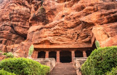 Badami mağarası hiç kimse düz açılı antik taş sanatını Badami Karnataka Hindistan 'da çekmez. Muhteşem chalukya hanedanlığı sanat eserleri unesco miras alanı ve yeridir..