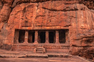 Badami mağarasında iki tane düz açılı antik taş resim, Badami Karnataka Hindistan 'da çekilmiştir. Muhteşem chalukya hanedanlığı sanat eserleri unesco miras alanı ve yeridir..