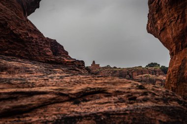 Badami mağarası Yukarı Shivalaya tapınağı ve dağ manzarası Badami Karnataka Hindistan 'da çekilmiştir. Muhteşem chalukya hanedanlığı sanat eserleri unesco miras alanı ve yeridir..