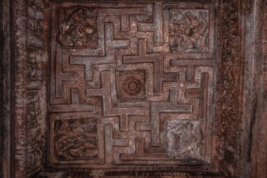 Çatıya oyulmuş badami mağara heykelleri detaylarıyla antik taş sanat eserleri Badami Karnataka Hindistan 'da çekilmiştir. Muhteşem chalukya hanedanlığı sanat eserleri unesco miras alanı ve yeridir..