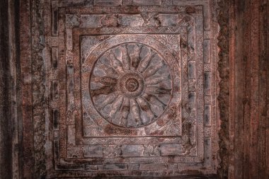Çatıya oyulmuş badami mağara heykelleri detaylarıyla antik taş sanat eserleri Badami Karnataka Hindistan 'da çekilmiştir. Muhteşem chalukya hanedanlığı sanat eserleri unesco miras alanı ve yeridir..