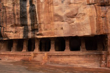 Badami mağarası üç chalukya Hanedanı 'nın düz açılı eski taş sanatı Badami Karnataka Hindistan' da çekilmiştir. Muhteşem chalukya hanedanlığı sanat eserleri unesco miras alanı ve yeridir..