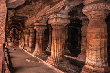 Badami mağarası tapınağının iç sütunları detaylarıyla sanat eseri Badami Karnataka Hindistan 'da çekilmiştir. Muhteşem chalukya hanedanlığı sanat eserleri unesco miras alanı ve yeridir..