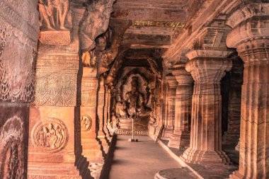 Badami Vishnu 'nun Adi-Shesh' in üzerinde oturan mağara tapınağının duvarında Badami Karnataka Hindistan 'da çekilmiştir. Muhteşem chalukya hanedanlığı sanat eserleri unesco miras alanı ve yeridir..