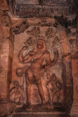 Duvarlara oyulmuş Hint tanrılarının badami mağara heykelleri detaylarıyla antik taş sanat eserleri Badami Karnataka Hindistan 'da çekilmiştir. Muhteşem chalukya hanedanlığı sanat eserleri unesco miras alanı ve yeridir..