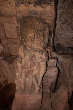 Duvarlara oyulmuş Hint tanrılarının badami mağara heykelleri detaylarıyla antik taş sanat eserleri Badami Karnataka Hindistan 'da çekilmiştir. Muhteşem chalukya hanedanlığı sanat eserleri unesco miras alanı ve yeridir..