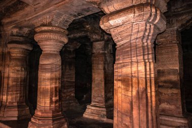 Badami mağarası tapınağının iç sütunları detaylarıyla sanat eseri Badami Karnataka Hindistan 'da çekilmiştir. Muhteşem chalukya hanedanlığı sanat eserleri unesco miras alanı ve yeridir..