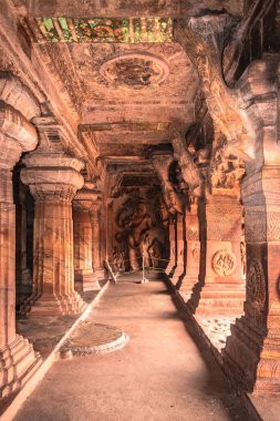 Duvarlara oyulmuş Hint tanrılarının badami mağara heykelleri detaylarıyla antik taş sanat eserleri Badami Karnataka Hindistan 'da çekilmiştir. Muhteşem chalukya hanedanlığı sanat eserleri unesco miras alanı ve yeridir..