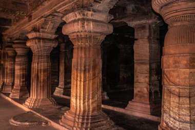 Badami mağarası tapınağının iç sütunları detaylarıyla sanat eseri Badami Karnataka Hindistan 'da çekilmiştir. Muhteşem chalukya hanedanlığı sanat eserleri unesco miras alanı ve yeridir..