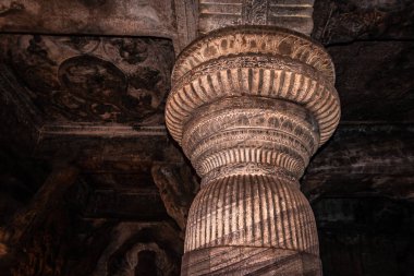 Badami mağarası tapınağının iç sütunları detaylarıyla sanat eseri Badami Karnataka Hindistan 'da çekilmiştir. Muhteşem chalukya hanedanlığı sanat eserleri unesco miras alanı ve yeridir..