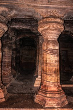 Badami mağarası tapınağının iç sütunları detaylarıyla sanat eseri Badami Karnataka Hindistan 'da çekilmiştir. Muhteşem chalukya hanedanlığı sanat eserleri unesco miras alanı ve yeridir..