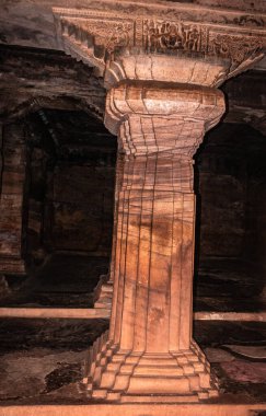 Badami mağarası tapınağının iç sütunları detaylarıyla sanat eseri Badami Karnataka Hindistan 'da çekilmiştir. Muhteşem chalukya hanedanlığı sanat eserleri unesco miras alanı ve yeridir..