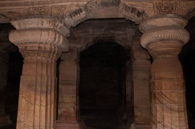 Badami mağarası tapınağının iç sütunları detaylarıyla sanat eseri Badami Karnataka Hindistan 'da çekilmiştir. Muhteşem chalukya hanedanlığı sanat eserleri unesco miras alanı ve yeridir..