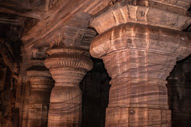 Badami mağarası tapınağının iç sütunları detaylarıyla sanat eseri Badami Karnataka Hindistan 'da çekilmiştir. Muhteşem chalukya hanedanlığı sanat eserleri unesco miras alanı ve yeridir..