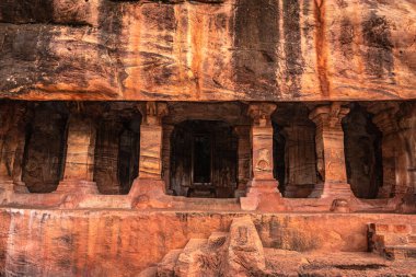 Antik mağara taşı sanat düz açılı sabah görüntüsü Badami mağarası no 4 Karnataka Hindistan 'da alınır.