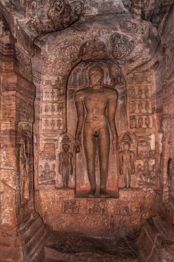 Duvarlara Badami mağara heykelleri oyulmuş antik taş sanat eserleri Badami Karnataka Hindistan 'da çekilmiştir. Muhteşem chalukya hanedanlığı sanat eserleri unesco miras alanı ve yeridir..