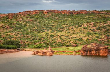 Sabahları dağlarla çevrili antik tapınakla çevrili göl, Badami Karnataka Hindistan 'ında Agastya Tirtha kıyılarındaki Bhutanatha Tapınağı' nın güzelliğini gösteriyor..