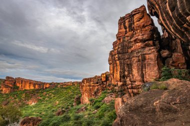 Dağ kırmızı taşı ve düz gökyüzü sabah görüntüsü Badami Karnataka Hindistan 'da alınır.