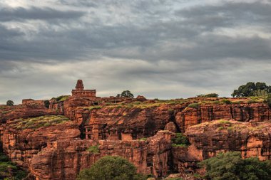 Düz gökyüzü olan dağ tepesi tapınağı Badami Karnataka Hindistan 'da çekilmiştir. Bir dağın tepesindeki güzel tapınağı gösteriyor..
