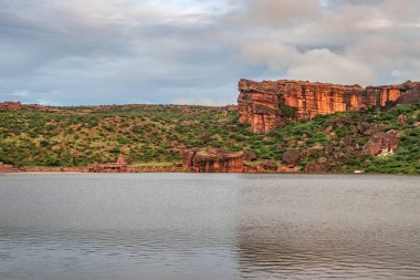 Sabahları dağlarla çevrili antik tapınakla çevrili göl, Badami Karnataka Hindistan 'ında Agastya Tirtha kıyılarındaki Bhutanatha Tapınağı' nın güzelliğini gösteriyor..