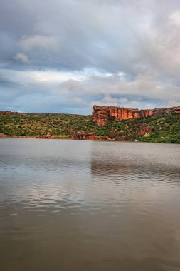 Sabah görüntüsünde dağlarla çevrili göl Bhutanatha Tapınağı 'nın güzelliğini gösteriyor Badami Karnataka Hindistan' ındaki Agastya Tirtha kıyılarında..