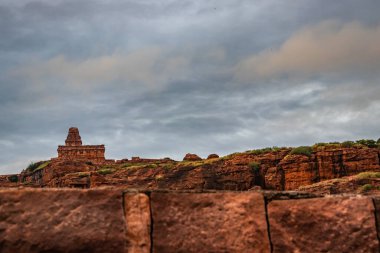 Düz gökyüzü olan dağ tepesi tapınağı Badami Karnataka Hindistan 'da çekilmiştir. Bir dağın tepesindeki güzel tapınağı gösteriyor..
