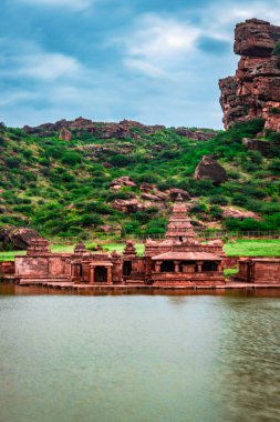 Kadim tapınak ve dağ manzaralı kutsal dinsel göl Badami Karnataka Hindistan 'ında Agastya Tirtha sahillerindeki Bhutanatha Tapınağı' nın güzelliğini gösteriyor..