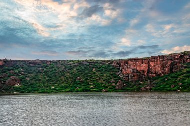 Dağ arkaplanı ve parlak gökyüzü ile el değmemiş göl sabah görüntüsünde Agastya Tirtha 'nın Badami Karnataka Hindistan' daki güzelliğini gösteriyor..