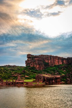 Kadim tapınak ve dağ manzaralı kutsal dinsel göl Badami Karnataka Hindistan 'ında Agastya Tirtha sahillerindeki Bhutanatha Tapınağı' nın güzelliğini gösteriyor..