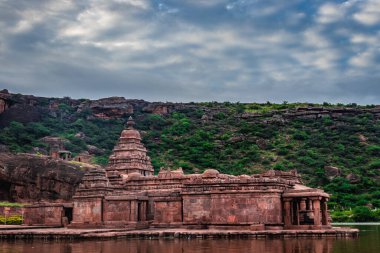 Badami Karnataka Hindistan 'da Agastya Tirtha' nın kıyılarındaki Bhutanatha Tapınağı 'nın güzelliğini gösteriyor..