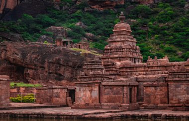 Badami Karnataka Hindistan 'da Agastya Tirtha' nın kıyılarındaki Bhutanatha Tapınağı 'nın güzelliğini gösteriyor..