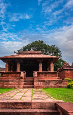 Eşsiz mimarisi ve mavi gökyüzü olan antik tapınak sabah görüntüsü olarak Yellamma tapınağı Badami Karnataka Hindistan 'da çekilmiştir. Chlukya Hanedanı 'nın inanılmaz taş sanatını gösteriyor..