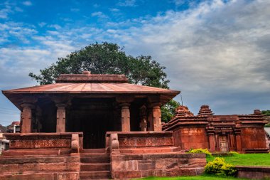 Eşsiz mimarisi ve mavi gökyüzü olan antik tapınak sabah görüntüsü olarak Yellamma tapınağı Badami Karnataka Hindistan 'da çekilmiştir. Chlukya Hanedanı 'nın inanılmaz taş sanatını gösteriyor..
