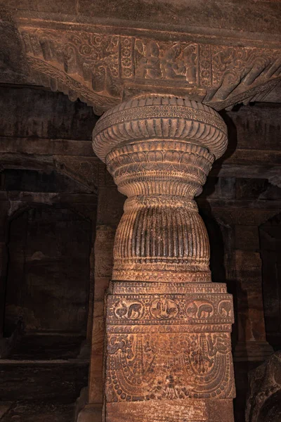 Badami mağarası tapınağının iç sütunları detaylarıyla sanat eseri Badami Karnataka Hindistan 'da çekilmiştir. Muhteşem chalukya hanedanlığı sanat eserleri unesco miras alanı ve yeridir..