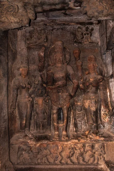 巴达米洞穴雕刻的后人神像雕刻在墙上 古代石雕艺术的细节在巴达米卡纳塔克邦印地拍摄 它是尤文图斯科的遗物 也是令人赞叹的白垩纪艺术的发源地 — 图库照片