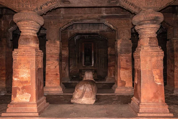 Badami mağarası tapınağının iç sütunları detaylarıyla sanat eseri Badami Karnataka Hindistan 'da çekilmiştir. Muhteşem chalukya hanedanlığı sanat eserleri unesco miras alanı ve yeridir..