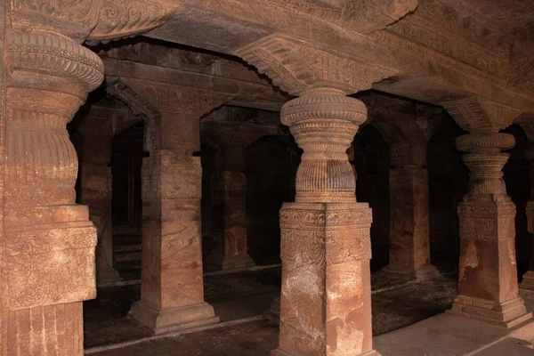 Badami mağarası tapınağının iç sütunları detaylarıyla sanat eseri Badami Karnataka Hindistan 'da çekilmiştir. Muhteşem chalukya hanedanlığı sanat eserleri unesco miras alanı ve yeridir..