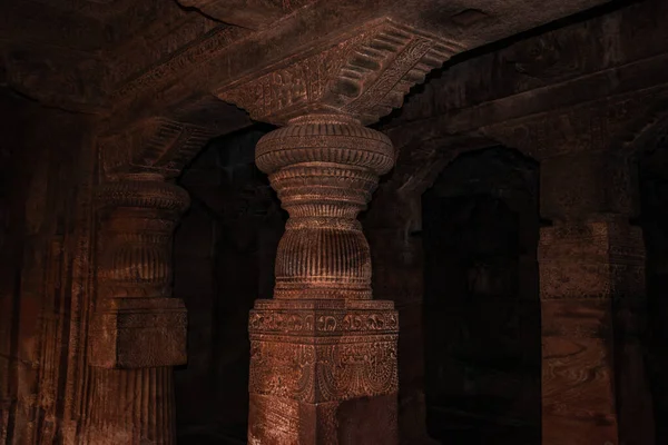 Badami mağarası tapınağının iç sütunları detaylarıyla sanat eseri Badami Karnataka Hindistan 'da çekilmiştir. Muhteşem chalukya hanedanlığı sanat eserleri unesco miras alanı ve yeridir..