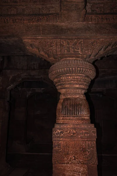 インドのバダミ カルナタカ州ではバダミ洞窟寺院内部の柱石画が詳細に撮影されています ユネスコの文化遺産や素晴らしいチャルーキャ王朝の石の芸術の場所です — ストック写真