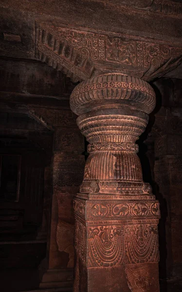 インドのバダミ カルナタカ州ではバダミ洞窟寺院内部の柱石画が詳細に撮影されています ユネスコの文化遺産や素晴らしいチャルーキャ王朝の石の芸術の場所です — ストック写真