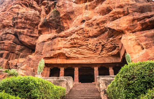 Badami mağarası hiç kimse düz açılı antik taş sanatını Badami Karnataka Hindistan 'da çekmez. Muhteşem chalukya hanedanlığı sanat eserleri unesco miras alanı ve yeridir..