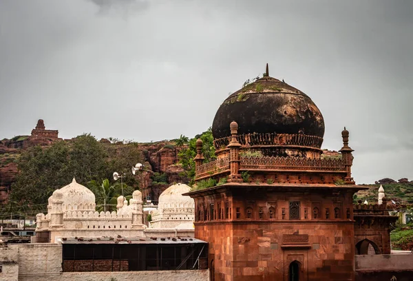 Badami kadim camiinin kaya kesimindeki mağara görüntüsü Badami Karnataka Hindistan 'da çekildi. Muhteşem chalukya hanedanlığı sanat eserleri unesco miras alanı ve yeridir..