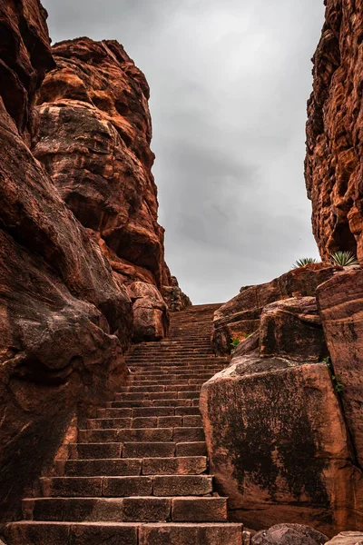 Badami mağarası chalukya hanedanı düz açılı antik taş resim Badami Karnataka Hindistan 'da çekilmiştir. Muhteşem chalukya hanedanlığı sanat eserleri unesco miras alanı ve yeridir..